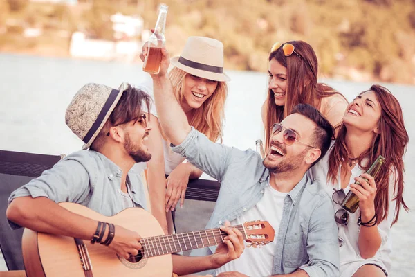 Grupo de personas divirtiéndose en la playa — Foto de Stock