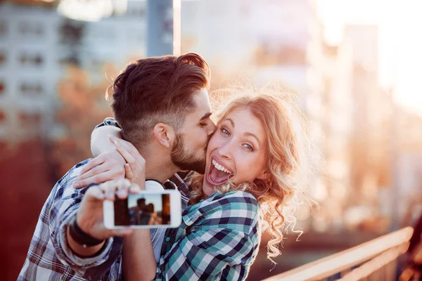 Счастливая молодая пара делает селфи — стоковое фото