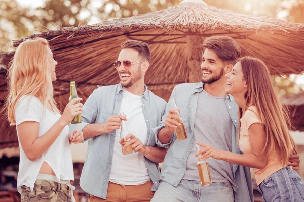 Grupo de personas divirtiéndose en la playa — Foto de Stock