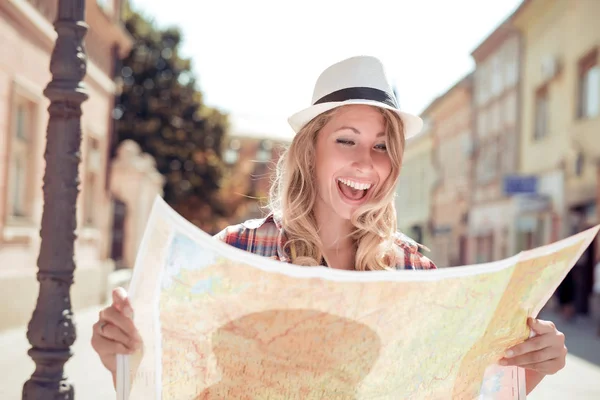 Vrouwelijke toerist met kaart — Stockfoto