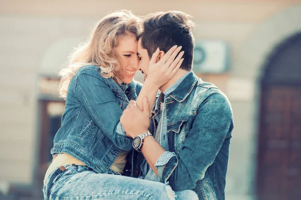 Couple having fun outdoors — Stock Photo, Image