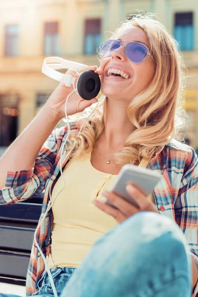 Mujer escuchando música en auriculares —  Fotos de Stock