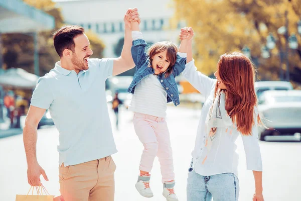 Glückliche junge Familie in der Stadt — Stockfoto