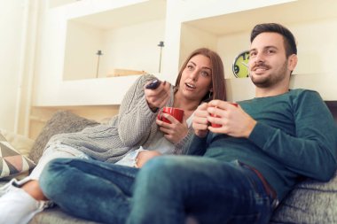 Çift bir film izlemek hazırlanıyor