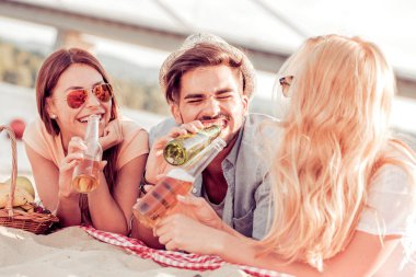 Arkadaşlar bir kumsalda eğleniyor