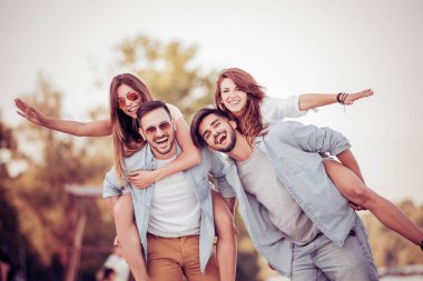 Arkadaşlar bir kumsalda eğleniyor