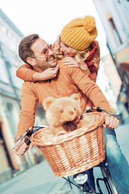 Bisikletli genç çift