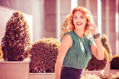 akıllı telefon kullanan iş kadın