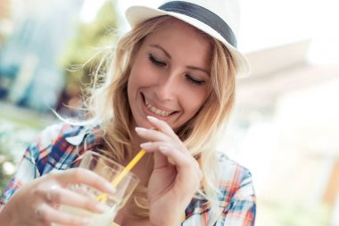 Kadın limonata içmek