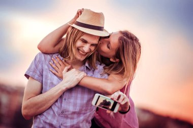 Güzel mutlu çift alarak selfie