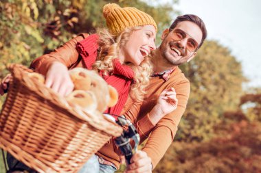 Bisikletli genç çift