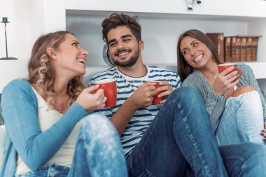 Arkadaşlar evde eğleniyor. 