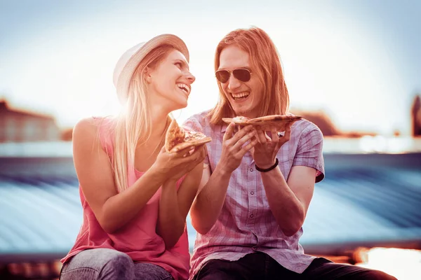 Paar isst Pizza im Freien — Stockfoto