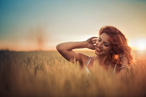 Mooie vrouw in een veld — Stockfoto