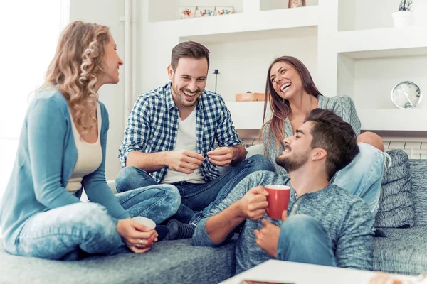 Jovens belos desfrutando em casa — Fotografia de Stock