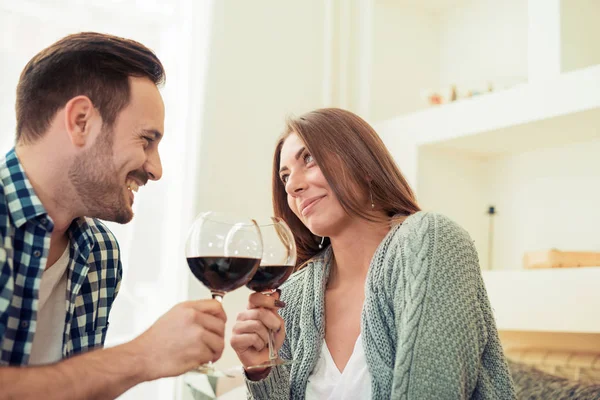 Pareja joven bebiendo vino tinto — Foto de Stock