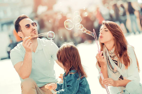 Glückliche Familie, die Spaß im Freien hat — Stockfoto