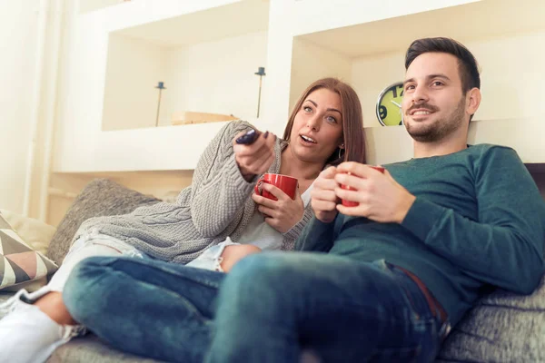 Couple preparing to watch a movie — Stock Photo, Image