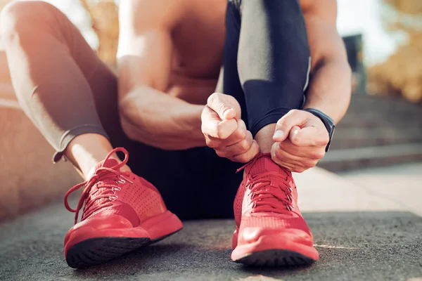 Hombre atando zapatos de correr — Foto de Stock