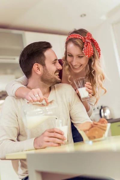 Couple having breakfast at home — Stock Photo, Image