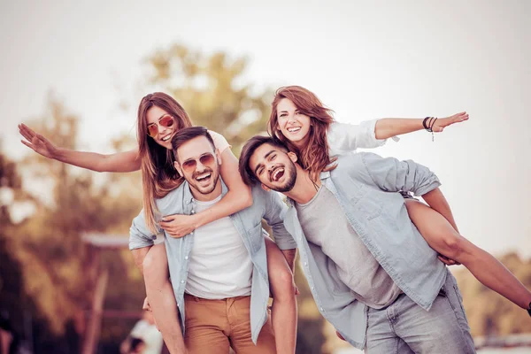 Arkadaşlar bir kumsalda eğleniyor