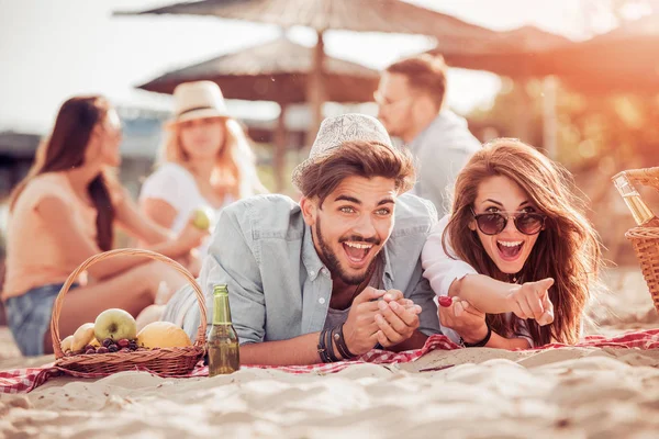 Vänner att ha kul på en strand — Stockfoto