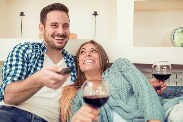 Junges Paar trinkt Rotwein — Stockfoto