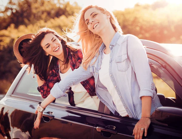 Två kvinnor ha kul i bilen — Stockfoto