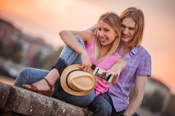 Mooie gelukkige paar nemen selfie — Stockfoto