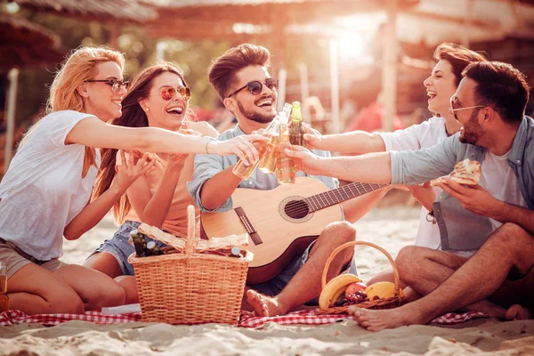 Friends having fun at the beach — Stock Photo, Image