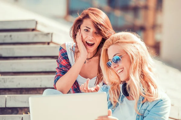 Les filles en utilisant un ordinateur portable à l'extérieur — Photo