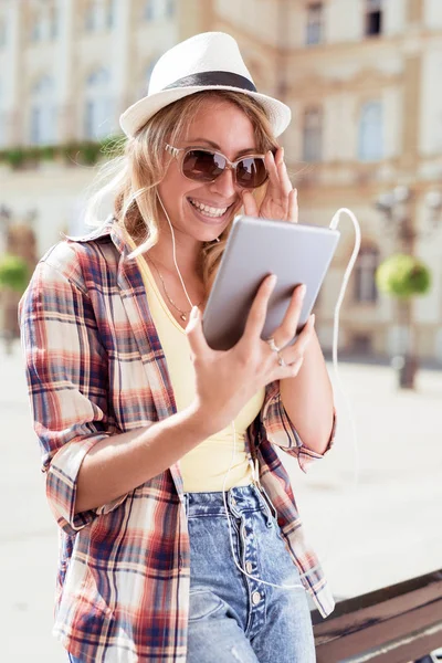 Chica escuchando música con teléfono inteligente —  Fotos de Stock