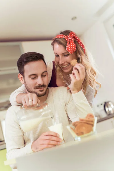 Couple having breakfast at home — Stock Photo, Image