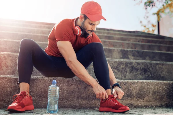 Man koppelverkoop joggen schoenen — Stockfoto