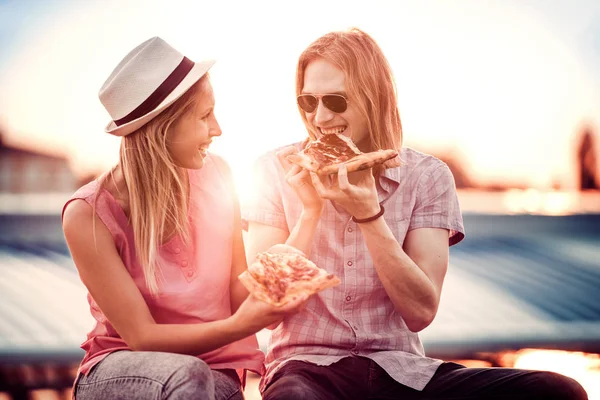 Paar isst Pizza im Freien — Stockfoto