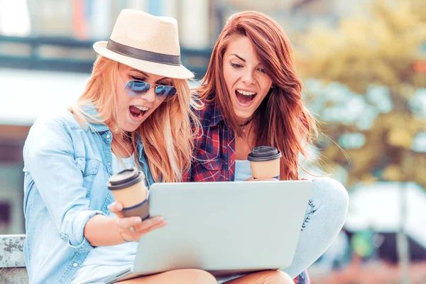 Meninas usando laptop ao ar livre — Fotografia de Stock