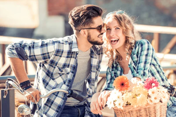 Jovem casal com bicicleta — Fotografia de Stock