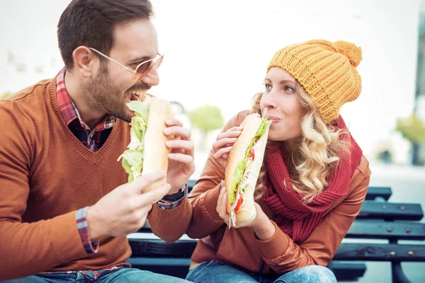 Pareja comiendo sándwich — Foto de Stock