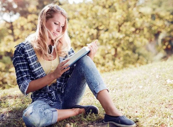 Hermosa mujer leyendo un libro — Foto de Stock