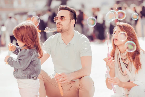 Familia feliz divirtiéndose al aire libre — Foto de Stock