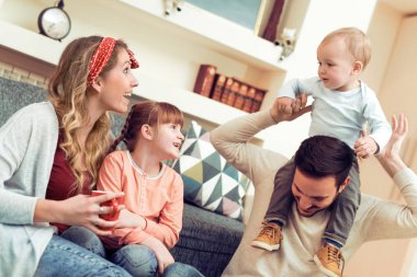 Mutlu genç aile iyi eğlenceler 
