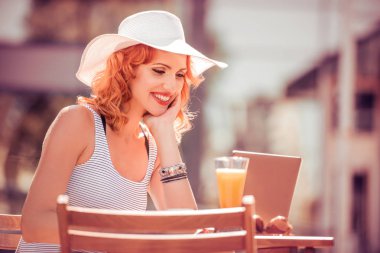 Kafede dizüstü bilgisayar kullanan güzel kadın