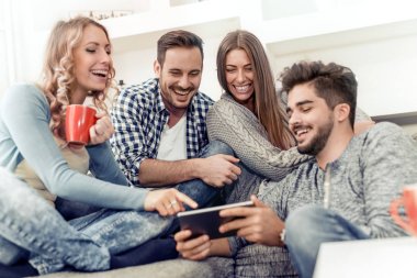 Gençlerin grup evde zevk güzel