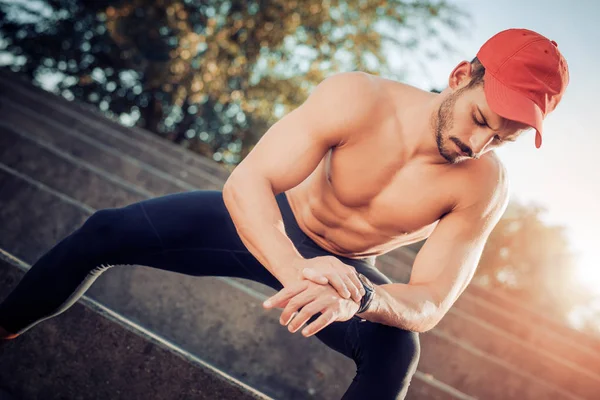 Fitness man controleren van prestaties na de training — Stockfoto