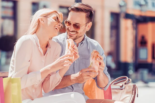 Příjemný romantický pár venku těší sendviče — Stock fotografie