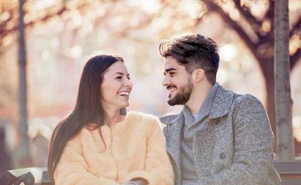Schönes glückliches Paar — Stockfoto