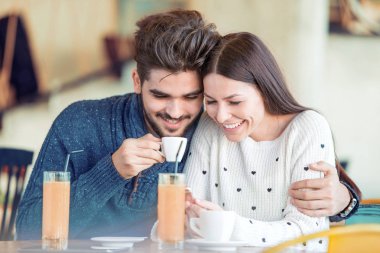 Güzel genç çift yapım selfie