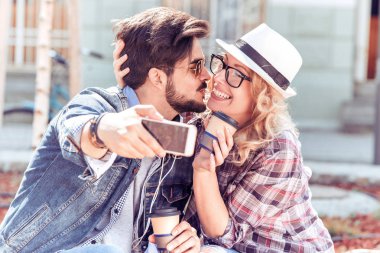 Genç çift alarak selfie şehir