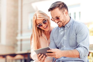 Dijital tablet ile genç bir çift