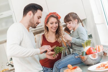 Mutfakta kahvaltı hazırlarken aile